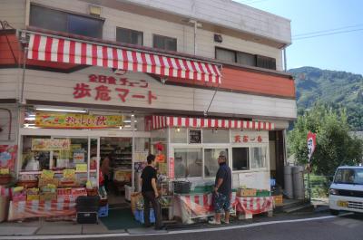 地元の特産品と名物おばちゃん