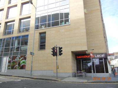 同じブロックのちょうど反対側？のスーパーです。近いです。