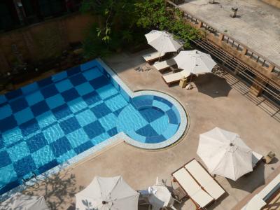 プールサイドのチェアを見てもプールの大きさが判る