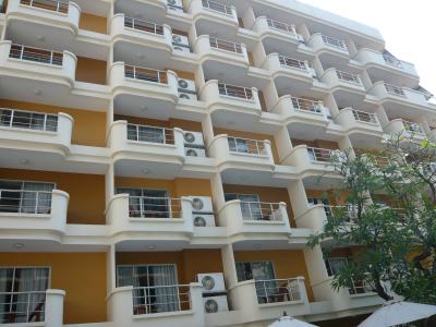 ホテルの外観、５階建てなので圧迫感はない