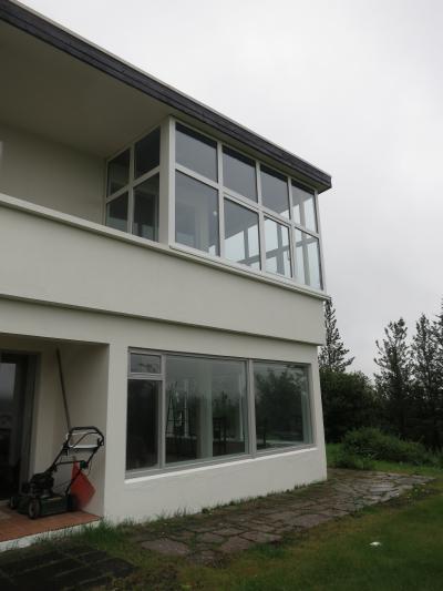 Axel House外観。2階の窓はリビング、1階の窓は客室