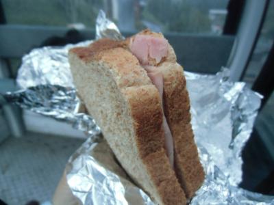 朝食を、果物・菓子・水付きのランチボックスにしてくれました。