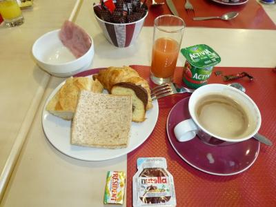朝食は１０ユーロ、バイキングだけど種類がとても少ない。