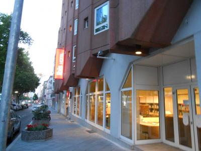 日本のビジネスホテルのようで快適。駅・観光地からは少し距離あり。