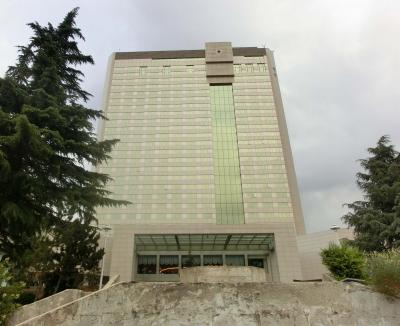 近代的な外観です。　庭はまだ完成していません。