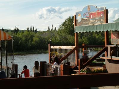 左が打ちっぱなし　右がミニゴルフ