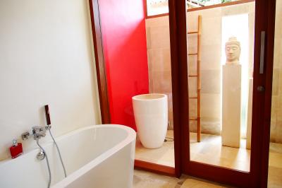 大きなバスタブ。扉の先は半屋外のシャワールーム