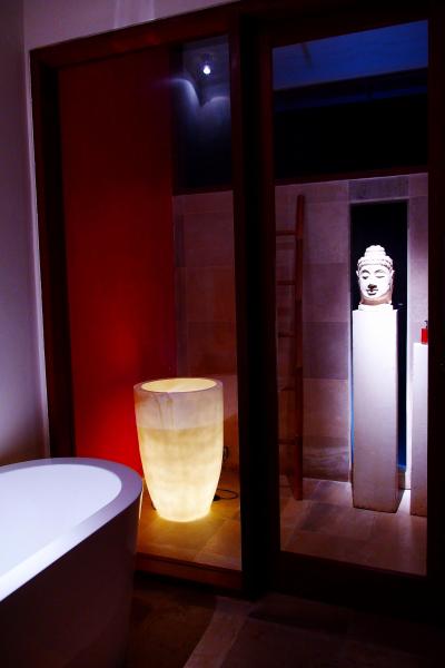 夜は怪しくライトアップ