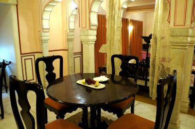 ダイニングテーブル