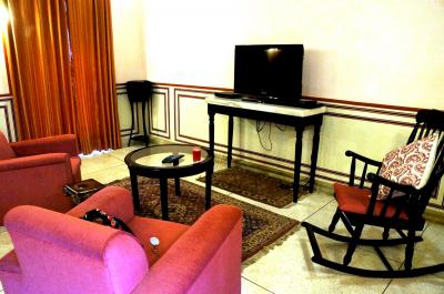 ロッキングチェアーにテレビ有