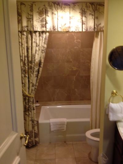 清潔で充実したアメニティのバスルーム