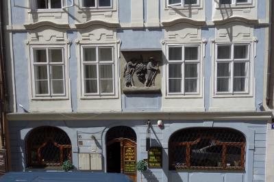 部屋からは前の建物のブドウを背負ったレリーフを日々拝む。