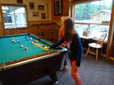 レストラン内のビリヤード台