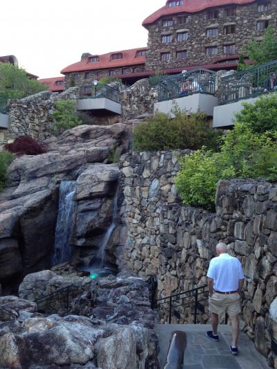 ホテルの庭側、スパへ続く滝と階段