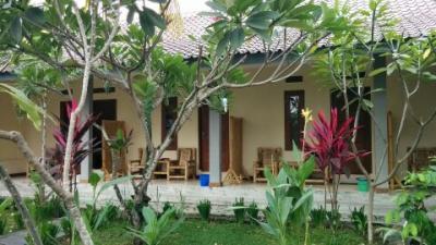 庭より部屋を望む