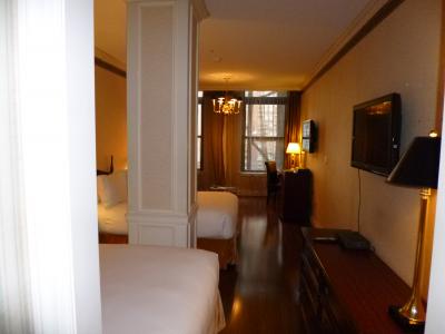 構造物の柱がツインベットを挟んで真ん中にある