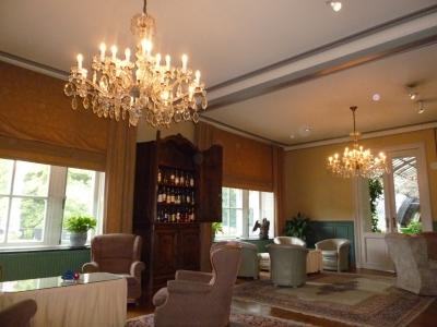 食事前に案内されるサロン