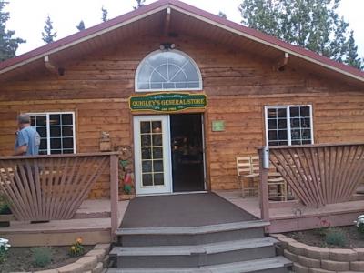 早朝から軽食を売っている売店が　宿泊棟の近くにも！