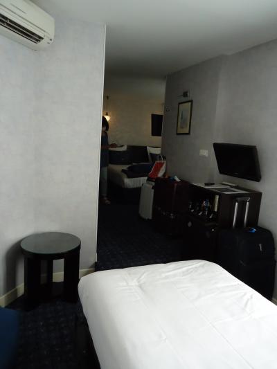 入口入ってエキストラベッド枕元から奥のツインルームを眺めた図