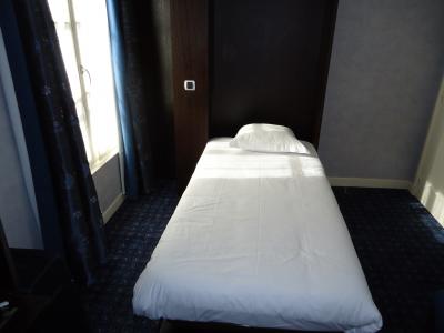 エキストラベッド足元から。向かって右にすぐドアです（笑）