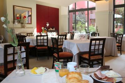 ディナー、朝食ともに中庭の見えるレストランでいただきました。