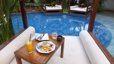 朝食はレストランかプールサイドで