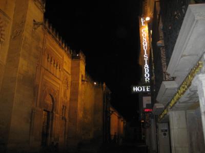 夜のメスキータとホテル