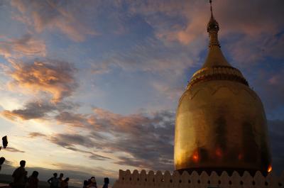 リバーサイドの美しい仏塔