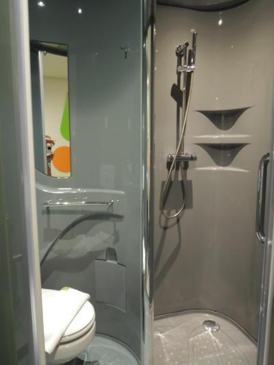 シャワーを使うとトイレが少々水浸しになります