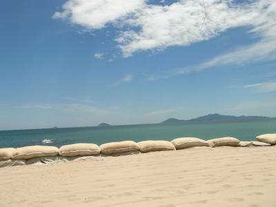 ビーチに土嚢が・・・