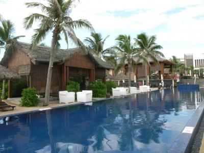 プールは二か所。日中は空いているチェアを探すのが大変！