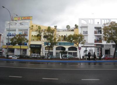 正面がホテル。右側のバス停からバスが出ます。