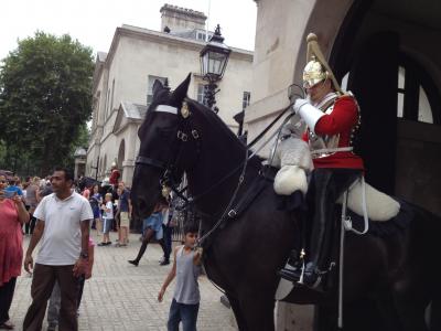 馬に乗った騎馬兵が身近に見られます。