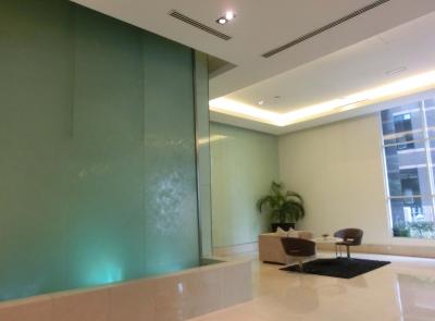 ホテルのエントランスです。フロントは別の階になっています。