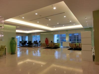 すっきりしたフロントで、無料のカフェコーナーがあります。