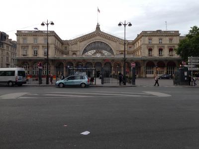 ホテル前から撮影したパリ西駅です