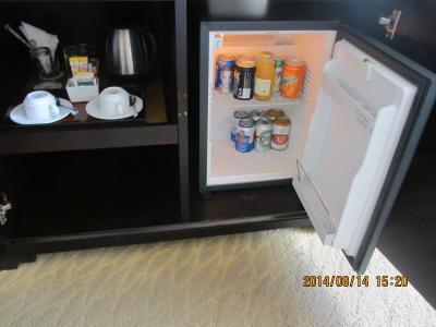 左はタダ、冷蔵庫内の飲料は有料