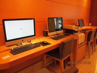 1階食事会場の入口付近に無料PC有り。ローマ字入力で利用可。