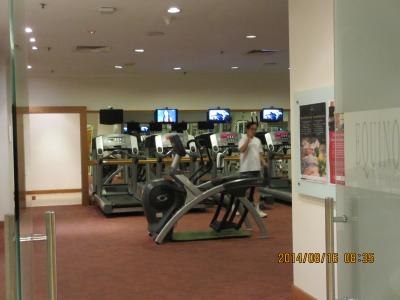 3階にジム、スパ、美容院が有り、4階プールへここからも行ける