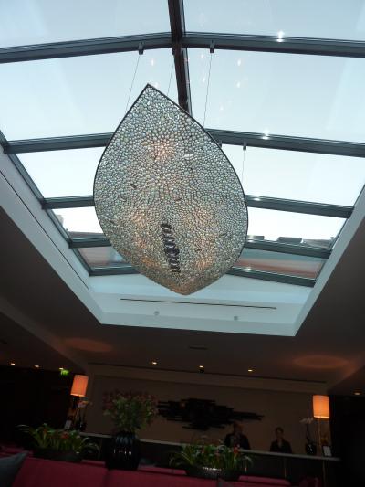 ロビーの天井に飾られたボヘミアン・グラスのモニュメント