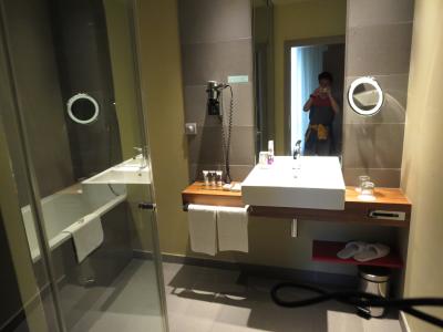 バスタブとシャワーブースが分かれています。トイレも別。