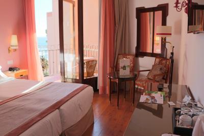 部屋はそれほど広くありませんが、センスの良い内装です。