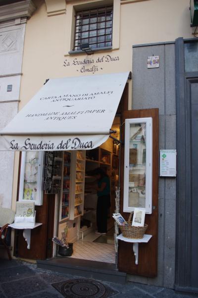 ドゥオモ階段そばの手漉き紙ショップ