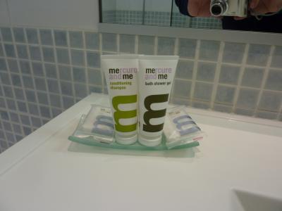 シャワージェルとコンディショニングシャンプーと石鹸です