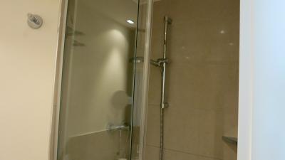 シャワー室．少し水の出が悪かったですが問題なし