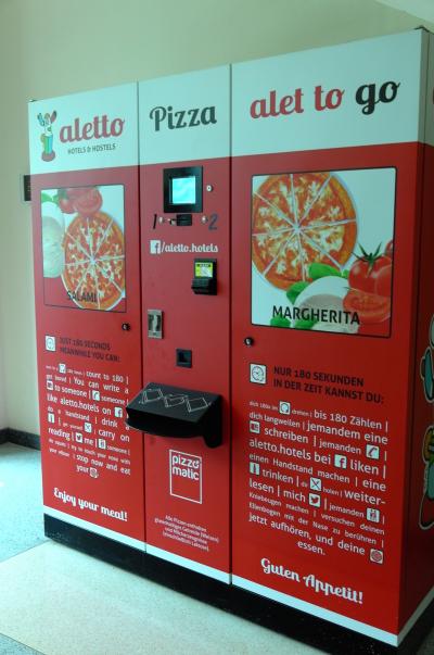 個人的には冷凍ピザを温めて出す自動販売機にグッときました！