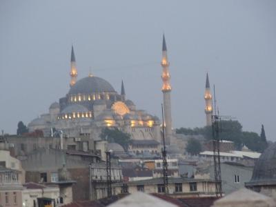屋上から夜明け前のモスク