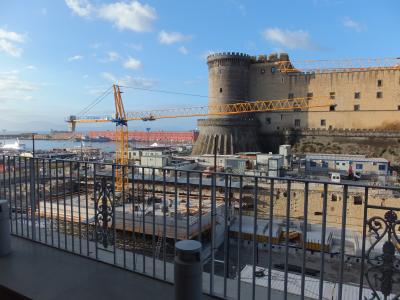 朝食はテラス席に出るとヌオーヴォ城とベヴェレッロ港がみえます