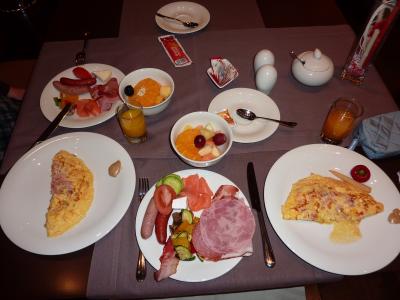 朝食メニュー。オムレツは作ってもらえ、ケーキもありました