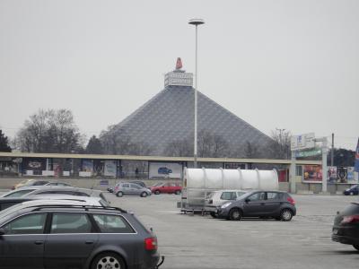 目立つピラミッド